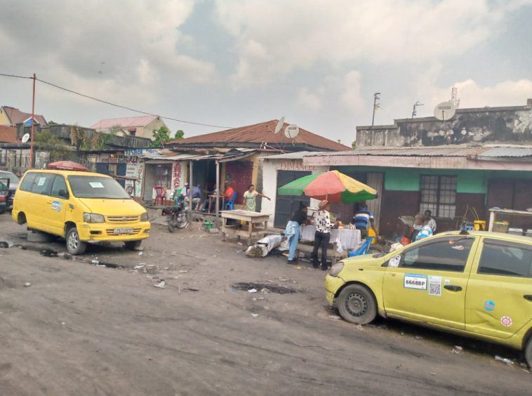 Parcelle à vendre à Kinshasa Kasa vubu, sur la route principale