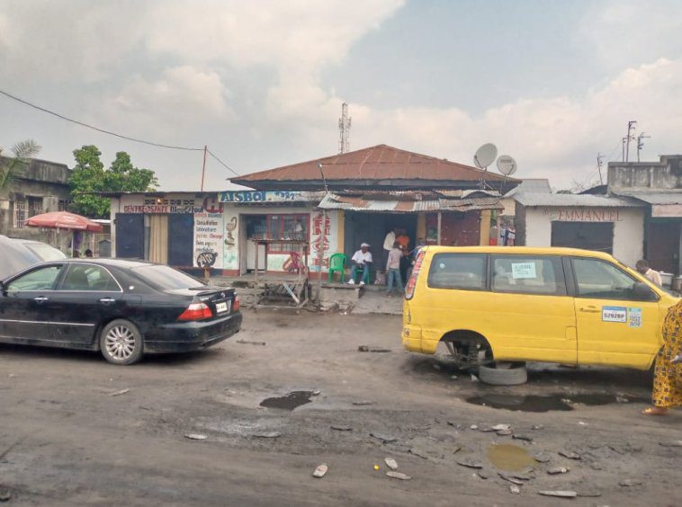 Parcelle à vendre à Kinshasa Kasa vubu, sur la route principale