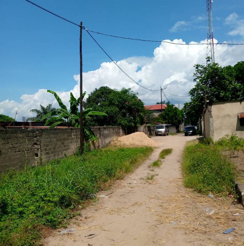 Terrain à vendre à Kinshasa Binza UPN réf. terrain de basket !!