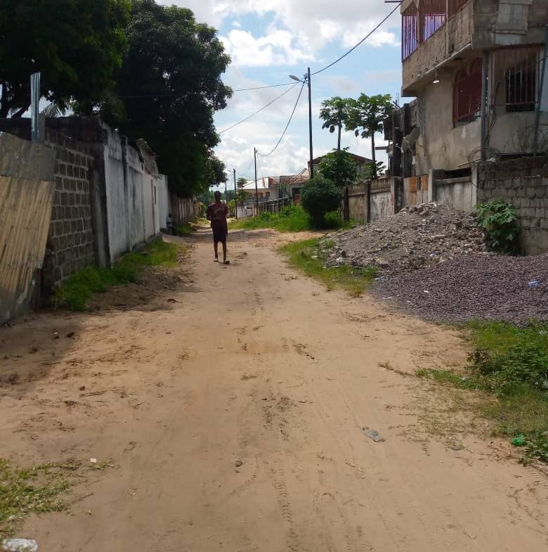Terrain à vendre à Kinshasa Binza UPN réf. terrain de basket !!