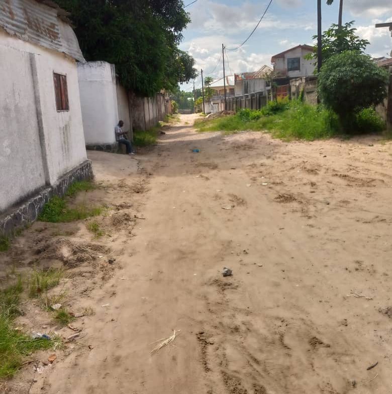Terrain à vendre à Kinshasa Binza UPN réf. terrain de basket !!