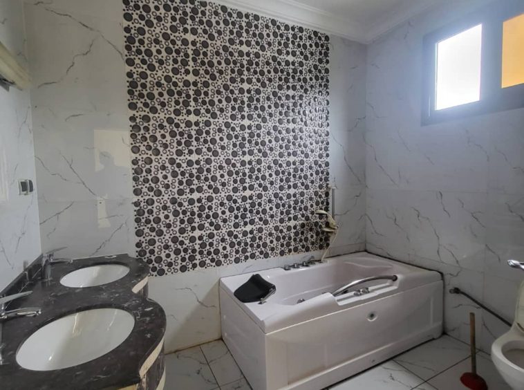 Appartement duplex 3 chambres 2 salles de bain à louer à Ngaliema Macampagne