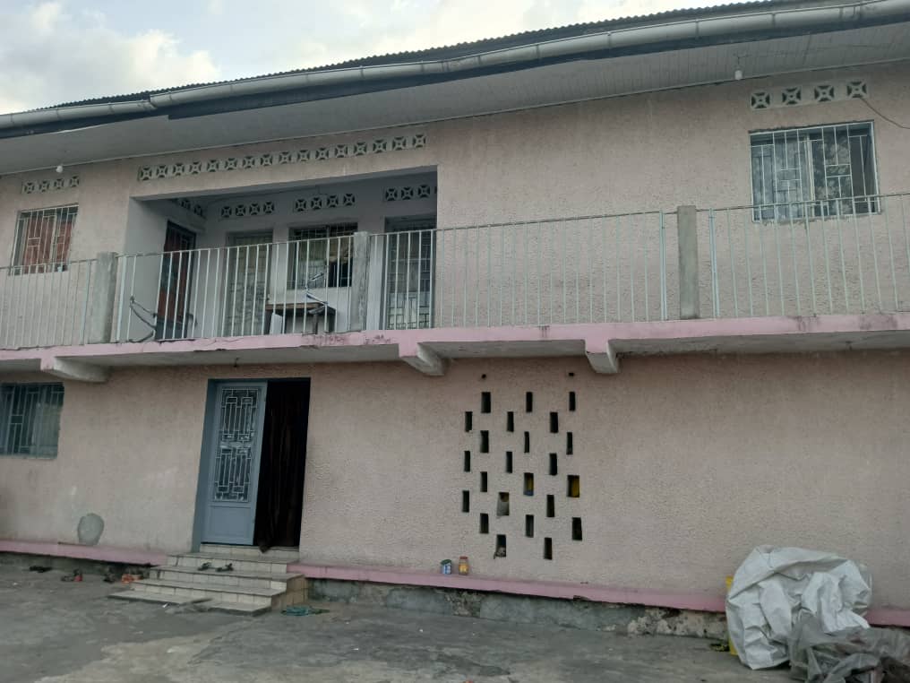 Appartement duplex 3 chambres 1 salle de bain à louer à Mont Ngafula