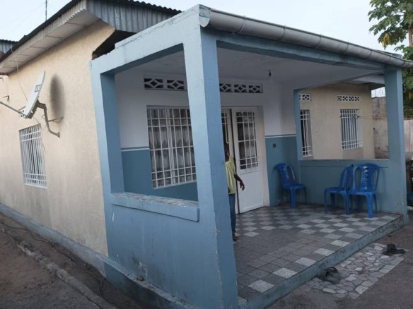 Parcelle à vendre avec une maison de 4 chambres à Mont Ngafula 10 Parcelle à vendre avec une maison de 4 chambres à Mont Ngafula