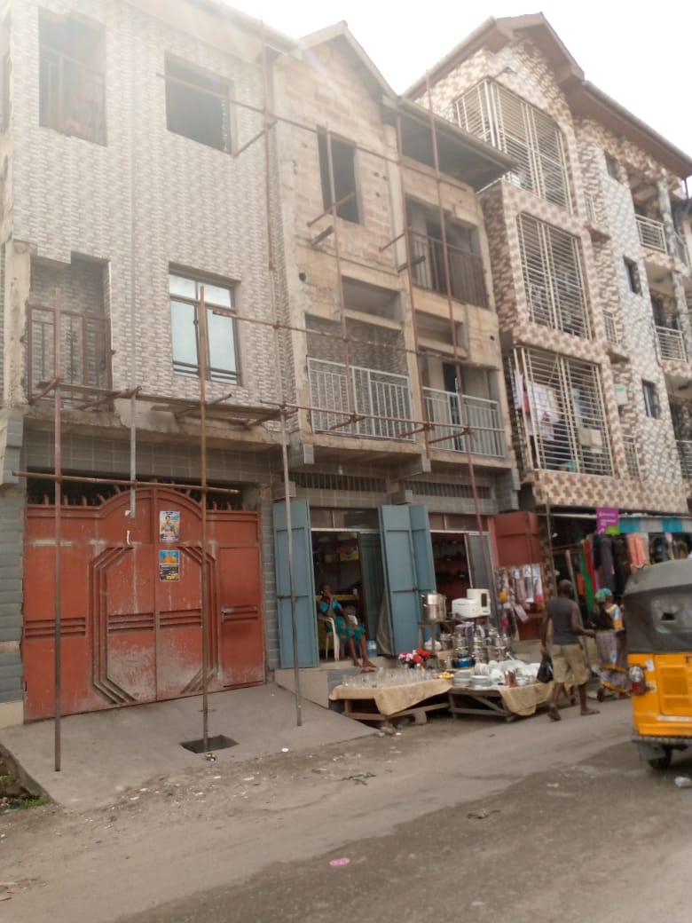 Parcelle avec immeuble à vendre à Kinshasa Yolo sud