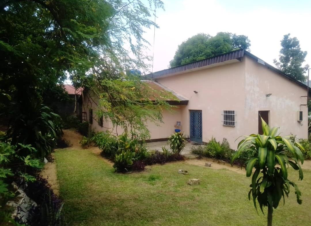 Vente parcelle avec une grande maison dans la commune de Mont Ngafula 