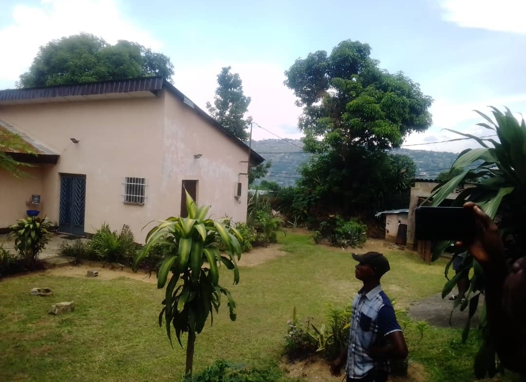 Vente parcelle avec une grande maison dans la commune de Mont Ngafula 
