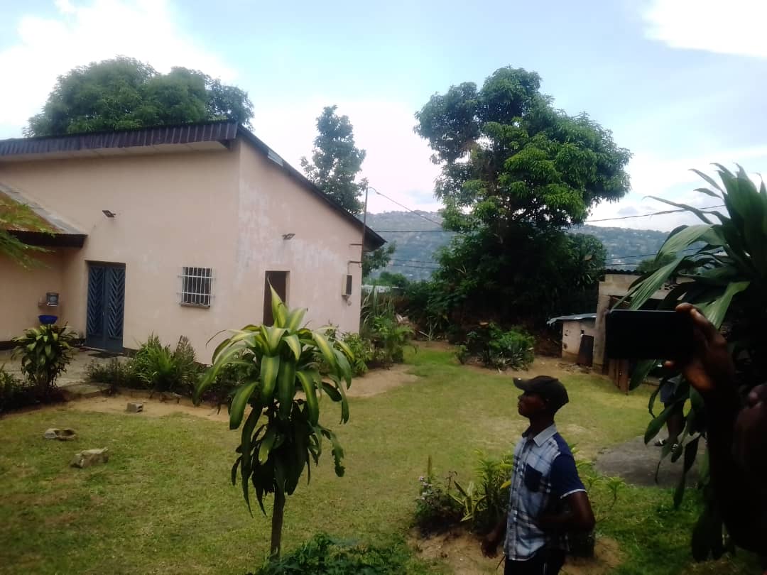 Vente parcelle avec une grande maison dans la commune de Mont Ngafula 