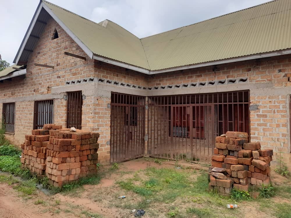 Maison inachevée à vendre à Lubumbashi au Golf Malela