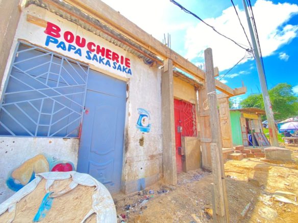 PARCELLE INACHEVÉE DE R+2 AVEC 2 MAISON COMMERCIALE A VENDRE À ZAPE 16 Parcelle à vendre