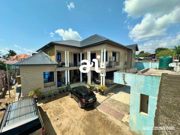 VENTE D'UNE PARCELLE AVEC BÂTISSE NEUVE À KINSHASA-UPN 32 PARCELLE