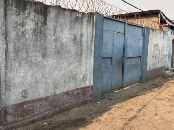 Parcelle avec une grande maison à vendre commune de Ngaba 18 Parcelle