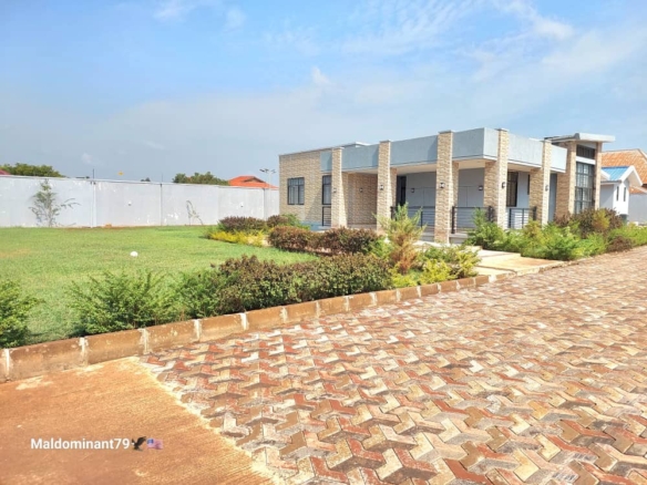 VILLA À VENDRE À LUBUMBASHI AU GOLF FAUSTIN MAÏSHA 28 VILLA À VENDRE