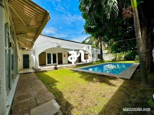 GRANDE VILLA NICHÉE MISE EN LOCATION À KINSHASA-GOMBE 14 VILLA