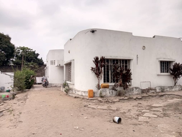 Parcelle à vendre Au Q/maman mobutu C/Mont Ngafula non loin de la chaussée 6 parcelle