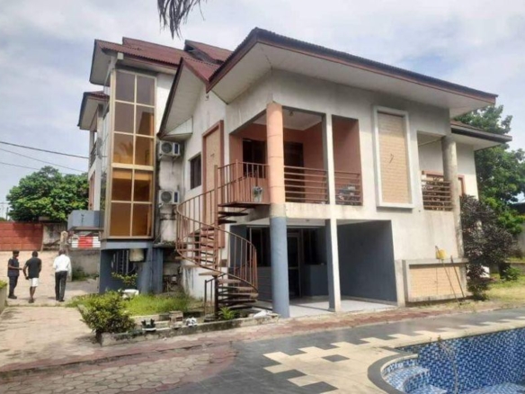 Très Belle Villa à vendre à Mont Ngafula au quartier Terre jaune. 10 villa