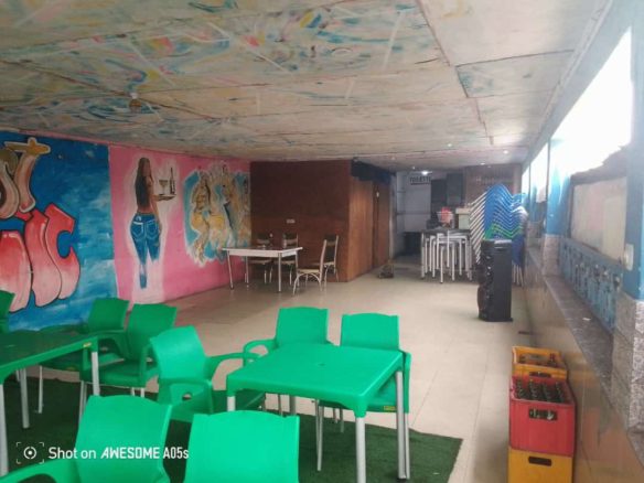 LOUNGE BAR À LOUER YOLO NORD SUR MACADAM AVEC UN GRAND ESPACE 12 parcelle