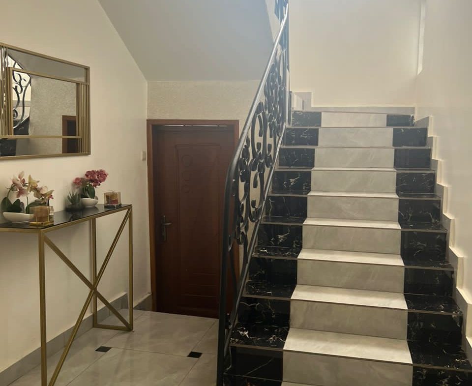 MAISON MEUBLÉ
