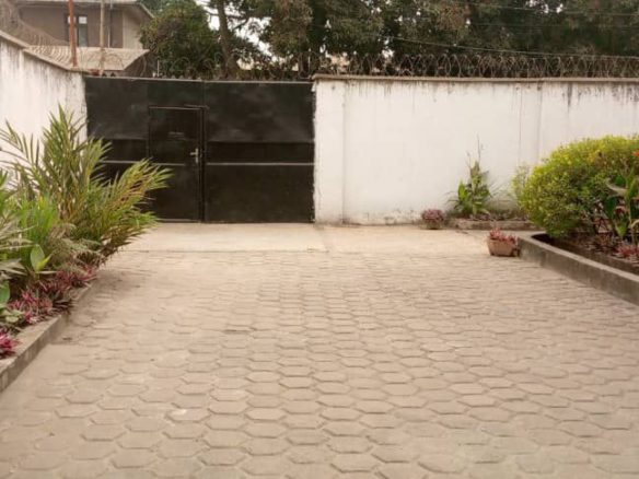 VENTE D’UNE TRÈS GRANDE VILLA DANS LA COMMUNE DE NGALIEMA RÉFÉRENCE MIMOSA 30 VILLA