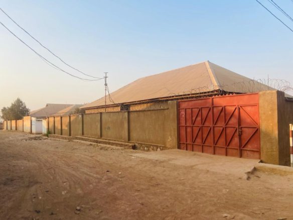 PARCELLE À VENDRE AVEC DEUX APPARTEMENTS À LUBUMBASHI AU GOLF MÉTÉO FAUSTIN 20 parcelle