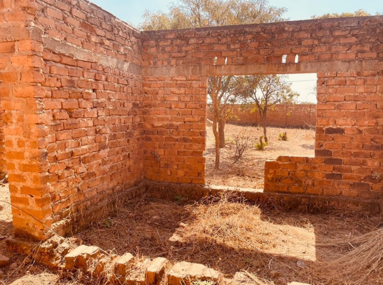 MAISON INACHEVÉE À VENDRE AU QUARTIER KINSEVERE/ LUBUMBASHI