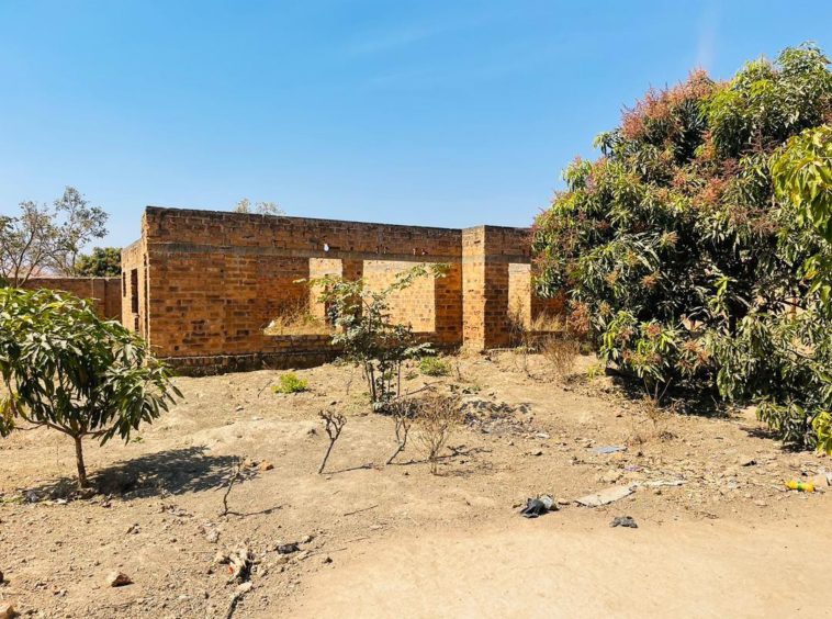 MAISON INACHEVÉE À VENDRE AU QUARTIER KINSEVERE/ LUBUMBASHI