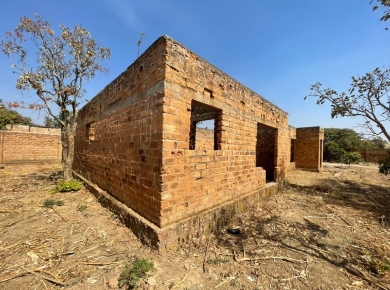 MAISON INACHEVÉE À VENDRE AU QUARTIER KINSEVERE/ LUBUMBASHI