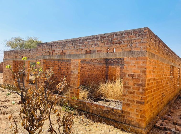 MAISON INACHEVÉE À VENDRE AU QUARTIER KINSEVERE/ LUBUMBASHI