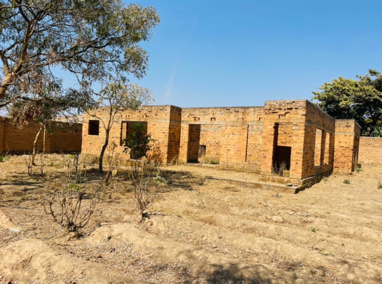 MAISON INACHEVÉE À VENDRE AU QUARTIER KINSEVERE/ LUBUMBASHI