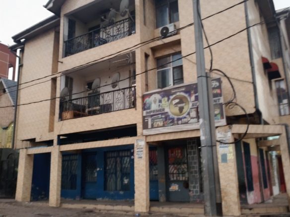 VENTE D'UN IMMEUBLE SUR BOULEVARD LUMUMBA LIMETE SALONGO 10 immeuble