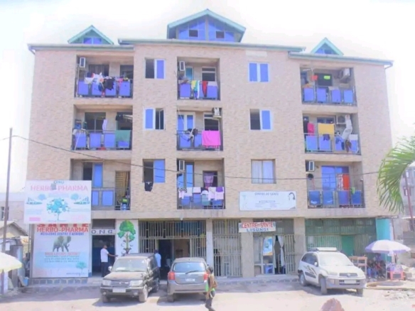 VENTE D'UN IMMEUBLE DE 3 NIVEAUX AVEC 12 APPARTEMENTS SUR BOULEVARD 20 VENTE D'UN IMMEUBLE