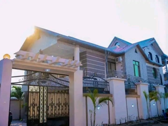 Très belle villa à vendre située au quartier UPN - Ngaliema 20 villa à vendre