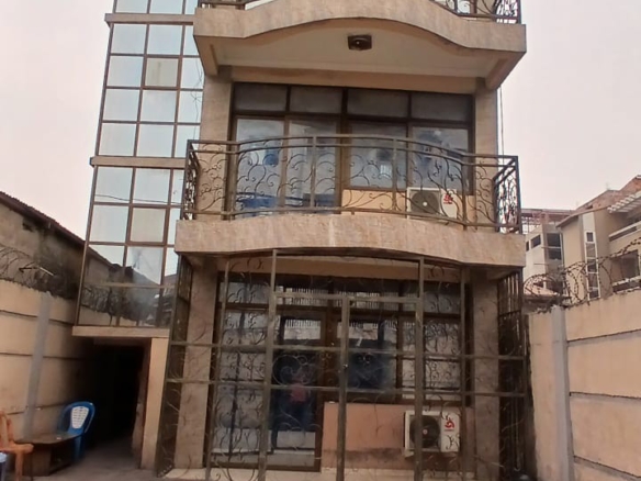 Immeuble à vendre à Lingwala / 24 Novembre. 10 Immeuble