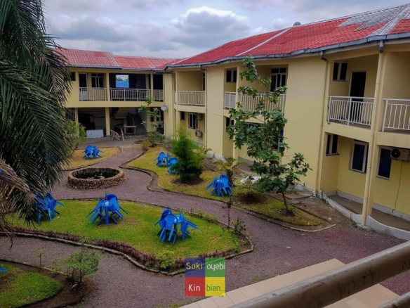 FLAT HÔTEL EN VENTE À KINKOLE PÊCHEUR SUR MACADAM POUR TOUT USAGE COMMERCIAL 18 HÔTEL EN VENTE