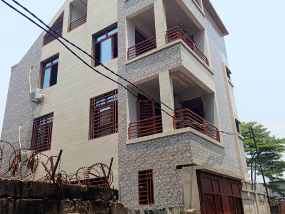 Immeuble de 3 appartements à vendre à Kitambo 2 Immeuble