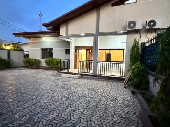 Belle Maison Basse jumelée mise en location à Kintambo 32 image picker 66D542E3 F783 4FFE 8781 ED42F2CF9676 3903 000003E9EB4A1698