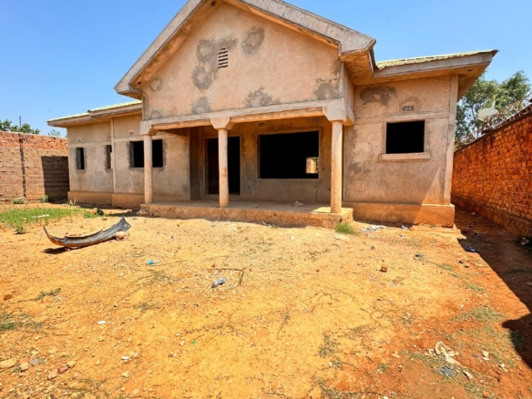 MAISON INACHEVÉ MISE EN VENTE À LUBUMBASHI AU GOLF FAUSTIN 38 MAISON