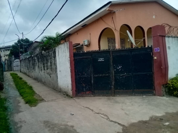 Vente d'une parcelle avec une grande maison à LIMETE 2 ÈME RUÉ RÉSIDENTIEL 14 Vente d'une parcelle