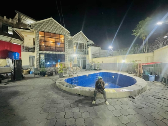 Belle Parcelle avec Piscine mise en vente à Limete 6 Parcelle