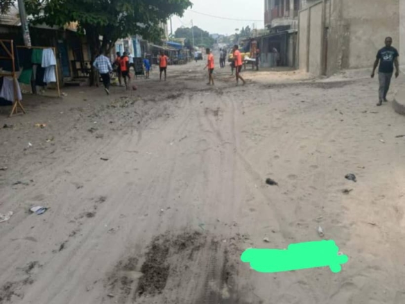 MORCELLEMENT D'UNE PARCELLE TERRAIN VIDE À NDJILI QUARTIER 3 4 scaled 1002328776 2