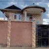 Parcelle avec une maison d'un étage soit R+1 mise en vente à NDJILI Q6 non loin de macadam 23 Parcelle