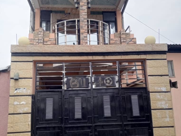 Parcelle contiennent une maison de 3 étages mise en vente situé à LEMBA/TERMINUS 26 Parcelle