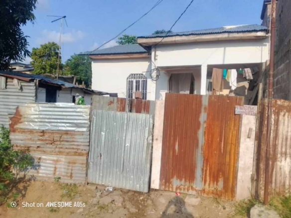 Parcelle à vendre avec une grande maison située sur l'arrêt sebo C/Mont Ngafula 18 Parcelle à vendre