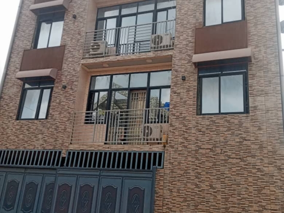 Immeuble avec 4 appartements à vendre à Binza Pigeon 16 appartements à vendre