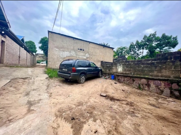 PARCELLE À VENDRE AVEC UNE GRANDE MAISON INACHEVÉ SITUÉ À SELEMBAO MILIEU TRÈS IDÉAL 14 PARCELLE À VENDRE