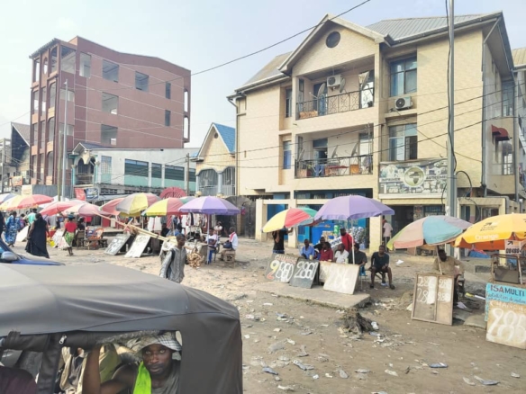 Vente un Immeuble de 2 niveaux sur boulevard Lumumba à Limete salongo 4 immeuble
