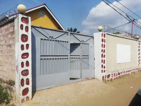 Vente parcelle avec deux maisons type locatifs ou résidentiel à Ngaliema 24 parcelle