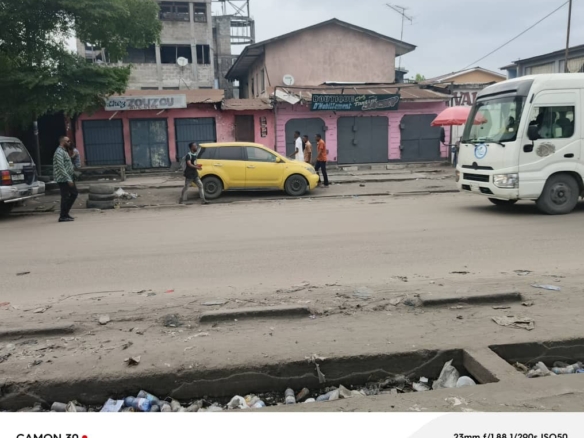 Vente parcelle usage commercial sur l'asphalte à Lemba 7 Vente à parcelle