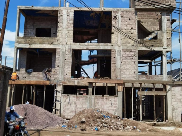 Parcelle en vente Contiennent une maison en étage de trois étages R+3 inachevé à Ngaliema/Okapi 44 Parcelle en vente