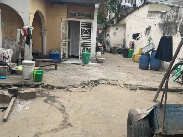 Parcelle en vente dotée d'une maison basse à Lemba Salongo 12 Parcelle